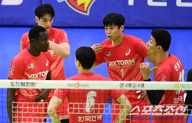 3연패 수렁에 빠진 한국전력-선수들을 독려하는 맏형 신영석