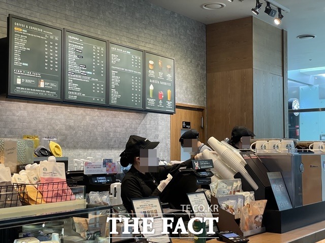 스타벅스는 지난 13일부터 53종의 음료 중 카페 아메리카노와, 카페 라떼를 포함한 46종의 음료를 각각 100원~400원씩 인상했다. /문수연 기자