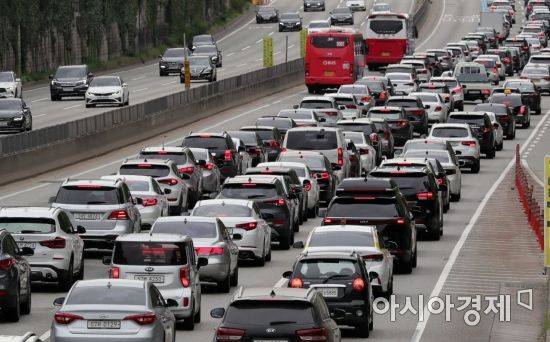 지난해 추석 연휴 둘째 날인 19일 서울 서초구 잠원IC 부근 경부고속도로 부산방향으로 차량들이 서행하고 있다./윤동주 기자 doso7@