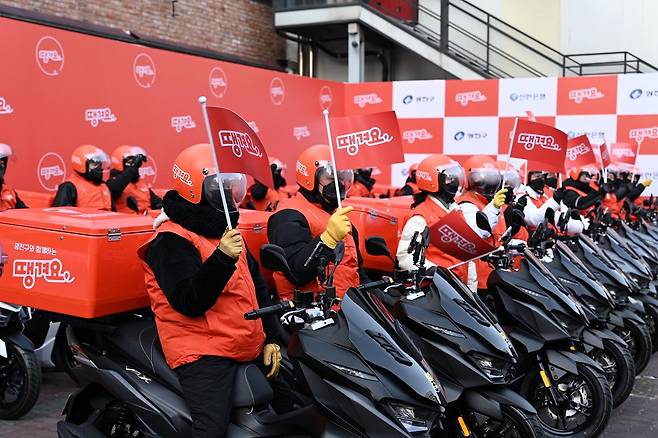 서울 광진구 '땡겨요' 공식 런칭 행사에 참여한 '생각대로' 라이더들이 출발 준비하는 모습. /신한은행 제공