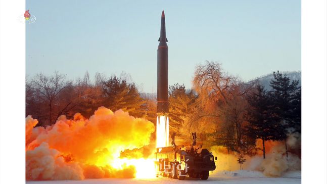 북한이 지난 5일 '극초음속미사일'을 시험발사하는 모습(자료사진) ⓒ조선중앙TV/뉴시스