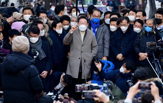 이재명 더불어민주당 대선후보가 14일 ‘걸어서 민심 속으로’ 일환으로 인천시 부평 문화의거리를 찾아 발언하고 있다. 국회사진취재단