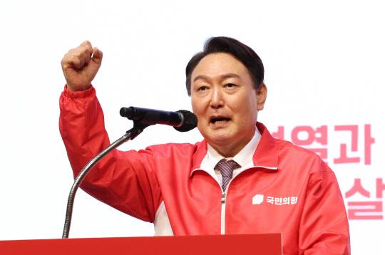 국민의힘 윤석열 대선 후보가 14일 오후 경남 창원시 성산구 창원컨벤션센터에서 열린 경남 선대위 필승결의대회에서 연설하고 있다.  연합뉴스