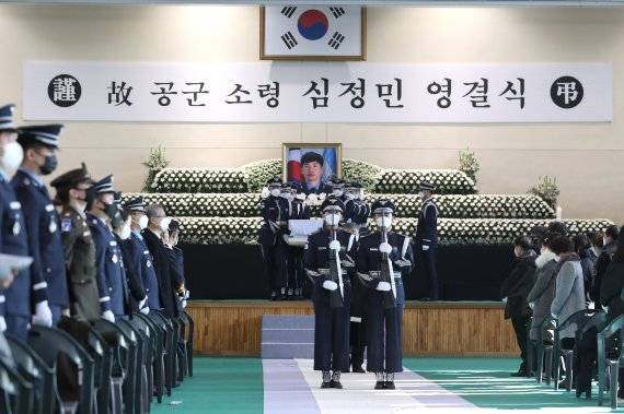 공군 F-5E 전투기 추락사고로 순직한 고 심정민 소령(29·공사 64기·추서 계급)의 영결식이 14일 오전 경기도 수원시 공군 제10전투비행단에서 고인의 유족과 동기생, 동료 조종사 및 부대장병이 참석한 가운데 부대장으로 치뤄졌다. 공군 제공