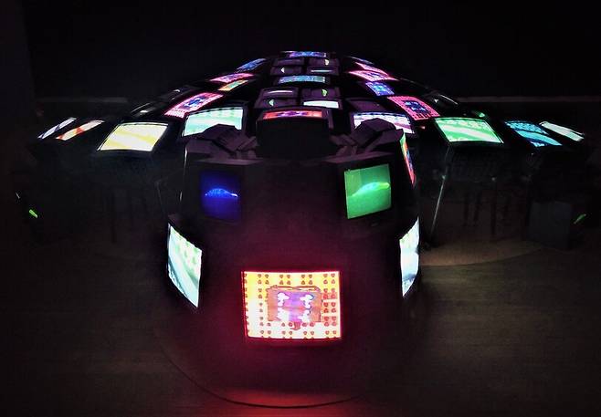 울산 대왕암공원 인근 옛 울산교육연수원 강당에 전시된 백남준의 1993년 작 <거북>. 166개의 티브이모니터를 이어붙여 거북이 모양으로 만든 전자영상 조각이다.