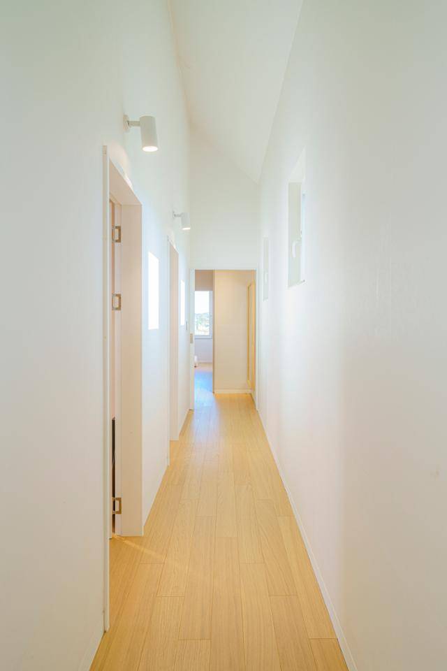 집 서측에 위치한 사적 공간으로 아들과 딸의 방, 안방이 차례로 자리한다. 사생활 보호를 위해 방은 중정, 복도는 외벽 쪽으로 배치하고 복도의 창도 높고 작게 냈다. 이충건 건축사진작가 제공