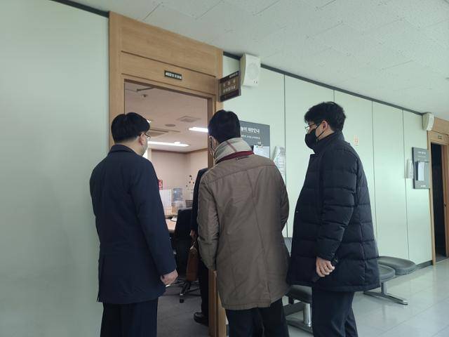 신천지 1,000억 원 손해배상소송을 맡고 있는 대구시와 신천지 측 변호사들이 14일 대구지법 별관 조정실로 입장하고 있다. 김민규 기자