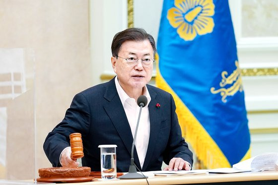 문재인 대통령이 13일 청와대 영빈관에서 열린 제1회 중앙지방협력회의에 참석해 의사봉을 두드리며 개회를 알리고 있다. 청와대사진기자단
