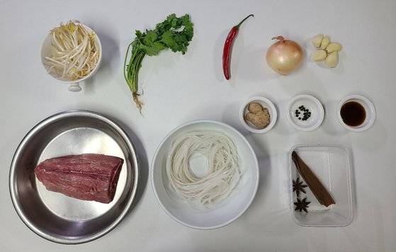 베트남 쌀국수 재료. 고수와 라임은 취향에 따라 넣으면 된다. 사진 이유석