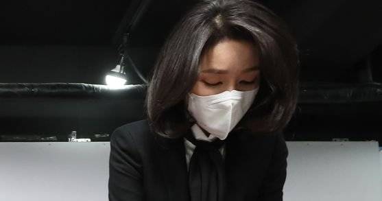 허위 이력 의혹과 관련해 입장문 발표에 앞서 인사하는 김건희 코바나컨텐츠 대표. 연합뉴스