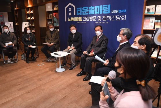 이재명 더불어민주당 대선 후보가 13일 서울 노원구 노해로 더숲에서 열린 노후아파트 관련 정책간담회에 참석해 노원구 재건축 추진위원들의 발언을 청취하고 있다. 국회사진기자단