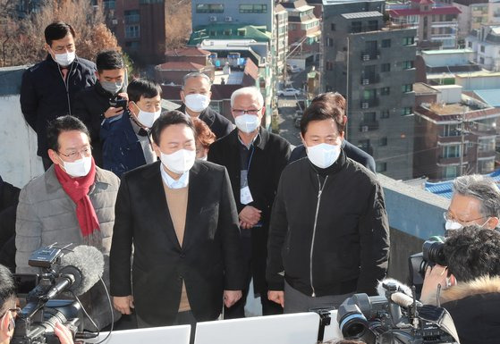 국민의힘 윤석열 대선 후보가 13일 오후 서울 강북구 미아동 미아 4-1 주택 재건축 정비구역을 찾아 오세훈 서울시장과 함께 현장 설명을 듣고 있다. 국회사진기자단