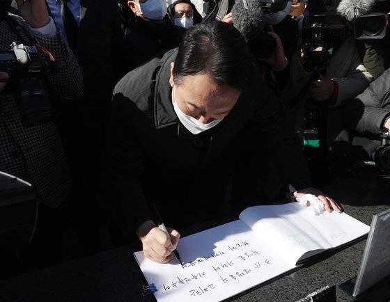 윤석열 국민의힘 대선 후보가 14일 오후 경남 창원시 국립3·15민주묘지를 찾아 참배한 뒤 방명록을 남기고 있다. 윤 후보는 방명록에 '3.15 영령들의 고귀한 희생을 기리며 자유민주주의 확실히 지켜내겠습니다"라고 적었다. [뉴스1]