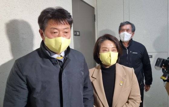 여영국 정의당 대표와 이은주 의원이 14일 오후 칩거를 계속하고 있는 심성정 대선 후보의 경기도 고양시 집을 방문해 면담한 뒤 나오고 있다. 연합뉴스