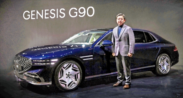 장재훈 현대자동차 사장이 지난 11일 경기 용인시 제네시스 수지 스튜디오에서 열린 미디어 행사에서 G90를 배경으로 판매 전략을 설명하고 있다.  현대차  제공