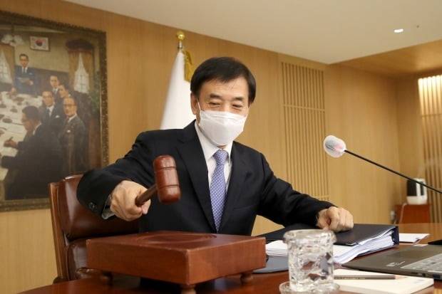 주열 한국은행 총재가 14일 오전 서울 중구 한국은행에서 열린 금융통화위원회 본회의에서 의사봉을 두드리고 있다. 한국은행은 기준금리를 0.25%포인트 인상했다, 이에 따라 기준금리는 연 1%에서 1.25%로 올라서 이른바 코로나 사태 이전 수준으로 돌아갔다. 사진=뉴스1