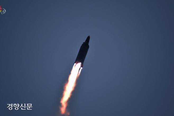 지난 11일 북한에서 발사한 극초음속미사일이 비행하는 모습을 조선중앙TV가 12일 보도했다. 조선중앙TV·연합뉴스