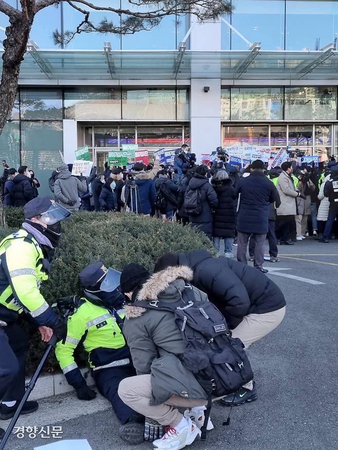 한 경찰관이 14일 서울 상암동 MBC 사옥 앞에서 부상을 입고 쓰러져 있다. 이날 MBC 사옥 앞에서는 윤석열 국민의힘 후보 배우자 김건희씨의 통화 녹취 내용 공개를 요구하는 시민단체 관계자들과 국민의힘 의원들 간 몸싸움이 벌어졌다. 조문희 기자