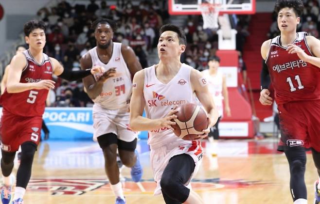 돌파를 시도하는 서울 SK의 김선형.   프로농구연맹(KBL)