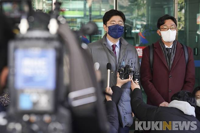 윤석열 국민의힘 대선 후보 배우자 김건희씨의 '7시간 통화 녹취록 방송 금지 가처분 신청' 심문이 열린 14일 서울 마포구 서울서부지방법원에서 법률 대리인 홍종기 최지우 변호사가 심문을 마치고 취재진 질문에 답하고 있다.&nbsp; &nbsp;사진=임형택 기자