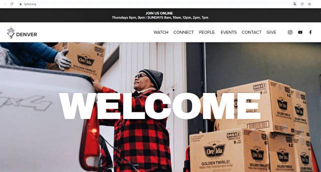 포터스하우스덴버교회가 교회 홈페이지에 온라인예배 시간을 알리면서 덴버 지역 가정에 식량을 공급하는 푸드뱅크 사역을 소개하고 있다. 포터스하우스덴버교회 홈페이지