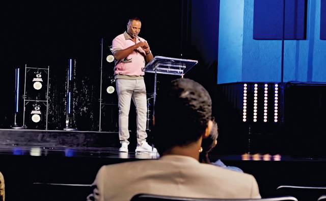 포터스하우스덴버교회 투레 로버츠 목사가 설교하는 모습. 포터스하우스덴버교회 홈페이지