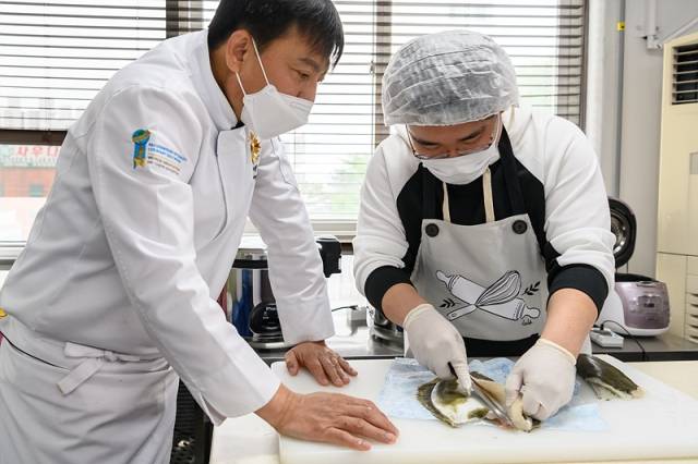 지난해 운영된 청년 취업연계 조리학교에서 실습하는 청년. 양천구 제공