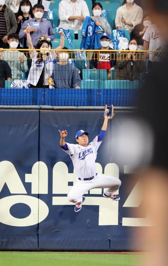 좌익수로 나선 김헌곤이 깊숙한 플라이볼을 거의 펜스에 기댄채 점프해 볼을 잡아내는 모습[사진 삼성 라이온즈]