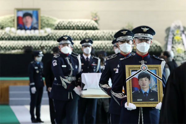 순직한 고(故) 심정민 소령(29·공사 64기·추서 계급)의 영결식이 14일 오전 경기도 수원시 공군 제10전투비행단에서 부대장(部隊葬)으로 엄수되고 있다. [사진 출처 = 연합뉴스]