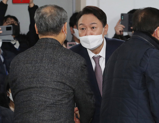 윤석열 국민의힘 대선 후보가 14일 오후 경남 창원시 봉암공단회관에서 열린 봉암공단 기업협의회 간담회에서 참석자들과 인사 나누고 있다. /사진=뉴스1