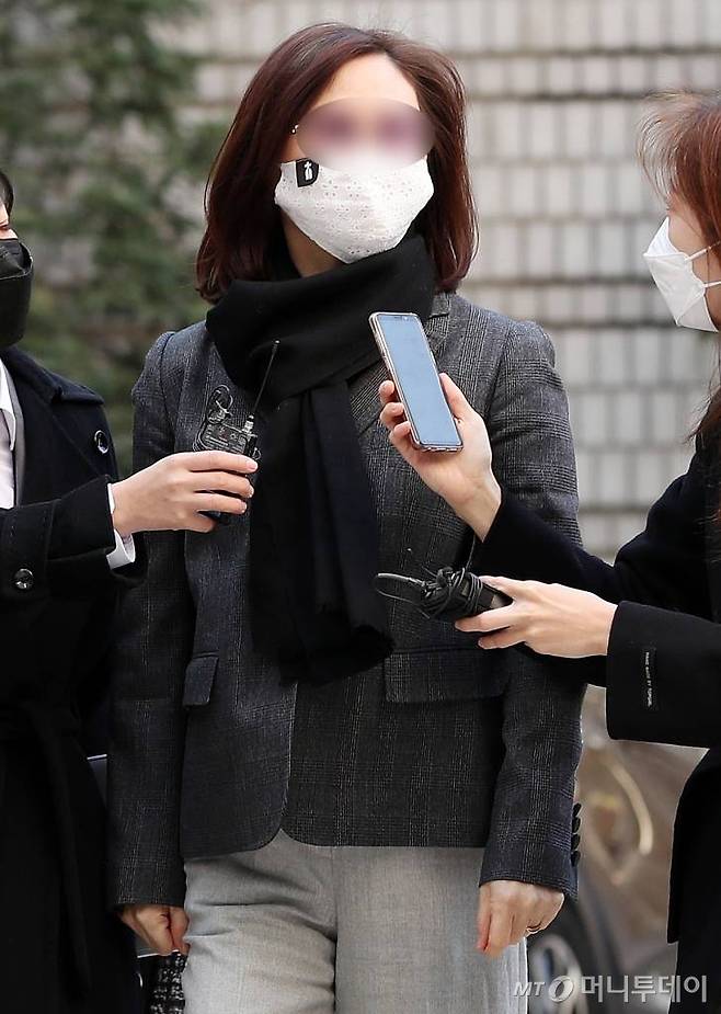 자녀 입시 비리와 사모펀드 의혹 등으로 기소된 조국 전 법무부 장관의 부인 정경심 동양대 교수가 5일 오전 서초구 서울중앙지법에서 열린 1심 결심 공판에 출석하고 있다. /사진=김휘선 기자 hwijpg@