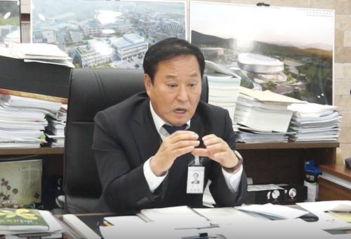 오는 6월 재선 도전에 대한 당위성을 설명하는 정동균 군수. / 사진=머니S