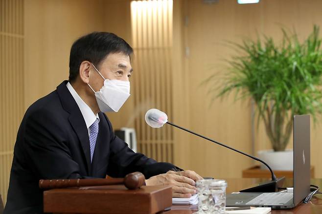 이주열 한국은행 총재가 14일 오전 서울 중구 한국은행에서 열린 금융통화위원회 본회의를 주재하고 있다./사진=한국은행