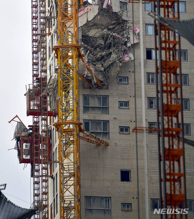[광주=뉴시스] 신대희 기자 = 12일 오후 광주 서구 화정동 현대아이파크 건설현장, 공사 중에 외벽이 무너져 내려 내부 철골구조물 등이 드러나 있다. 현재 6명이 소재불명 상태이지만 구조물 안정성이 확보되지 않아 수색에도 난항을 겪고 있다.   2022.01.12. sdhdream@newsis.com