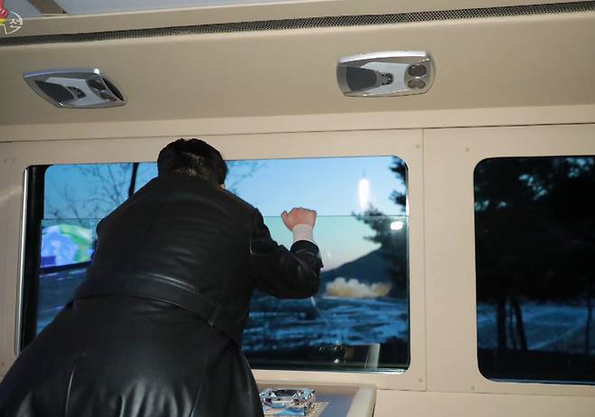 [서울=뉴시스] 북한 조선중앙TV는 12일 김정은 국무위원장이 극초음속 미사일 시험 발사를 참관했다고 보도했다. (사진=조선중앙TV 캡처) 2022.01.12. photo@newsis.com *재판매 및 DB 금지