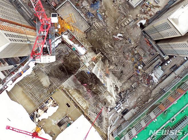 [광주=뉴시스] 신대희 기자 = 12일 오후 광주 서구 화정동 현대아이파크 건설현장, 공사 중에 외벽이 무너져 내려 내부 철골구조물 등이 드러나 있다. 현재 6명이 소재불명 상태이지만 구조물 안정성이 확보되지 않아 수색에도 난항을 겪고 있다.   2022.01.12. sdhdream@newsis.com