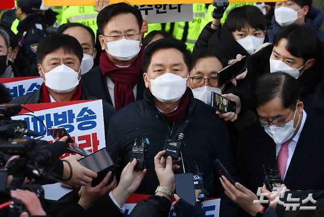 국민의힘 김기현 원내대표와 의원들이 14일 오전 서울 마포구 상암동 MBC 사옥 앞에서 윤석열 대선 후보 배우자 김건희씨의 '7시간 통화 녹취록'을 보도 예고한 MBC를 항의 방문해 발언하는 모습. 국회사진취재단