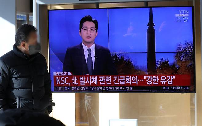 북한이 탄도미사일로 추정되는 발사체를 쏘아올린 11일 오전 서울역 대합실에서 시민들이 관련 뉴스를 시청하고 있다. 뉴시스