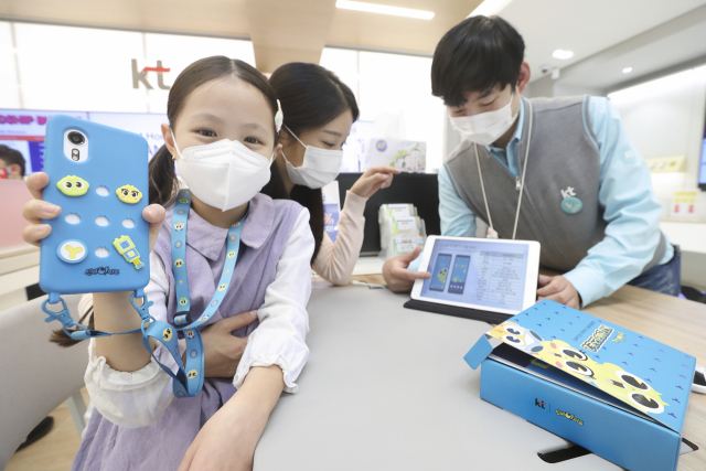 KT 어린이 모델들이 14일 삼성전자의 ‘갤럭시 엑스커버5’에 기반한 키즈폰 ‘신비 키즈폰2’를 소개하고 있다. /사진 제공=KT