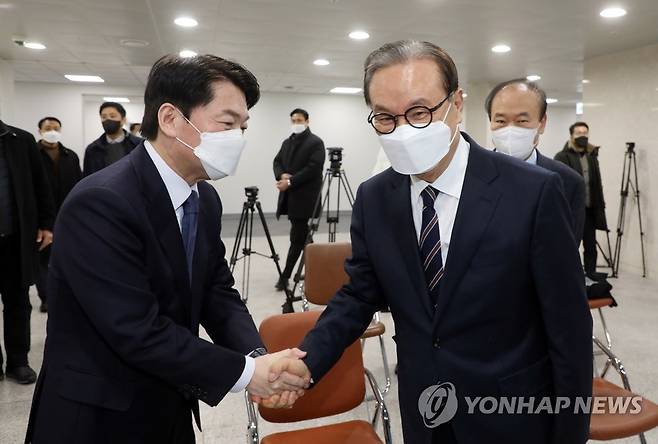 인명진 목사와 악수하는 안철수 대선후보 (서울=연합뉴스) 백승렬 기자 = 14일 국회 소통관에서 국민의당 안철수 대선후보를 지지 선언한 국민의힘 전신인 자유한국당 비상대책위원장을 지낸 인명진 목사가 안 후보와 악수하고 있다. 2022.1.14 [국회사진기자단] srbaek@yna.co.kr