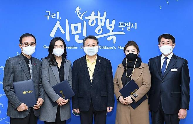 구리시 홍보대사 3명 위촉 (구리=연합뉴스) 경기 구리시는 성악가 최선주·홍지연 씨와 대중가수 정종일 씨 등 3명을 홍보대사로 위촉했다. 왼쪽부터 정종일 씨, 홍지연 씨, 안승남 구리시장, 최선주 씨, 윤성진 구리시 소통공보담당관. 2022.1.14 [구리시 제공. 재판매 및 DB 금지]