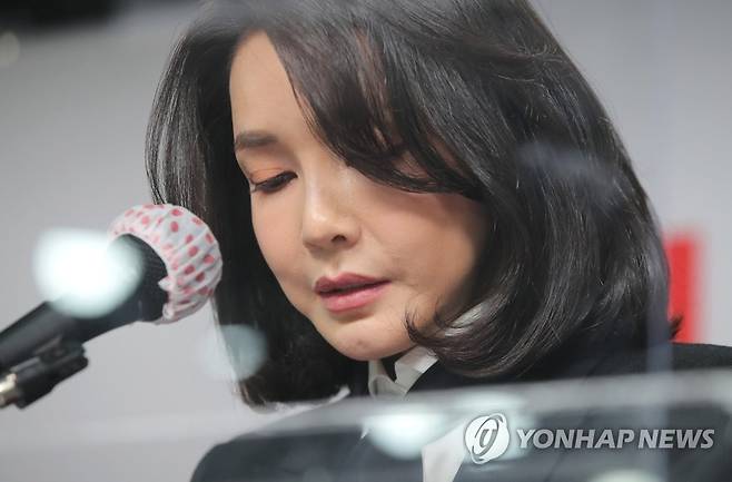 허위이력 논란 공식 사과하는 김건희 (서울=연합뉴스) 이정훈 기자 = 국민의힘 윤석열 대선 후보 부인 김건희 코바나컨텐츠 대표가 26일 오후 서울 여의도 당사에서 자신의 허위 이력 의혹과 관련해 입장문을 발표하고 있다. 2021.12.26 uwg806@yna.co.kr