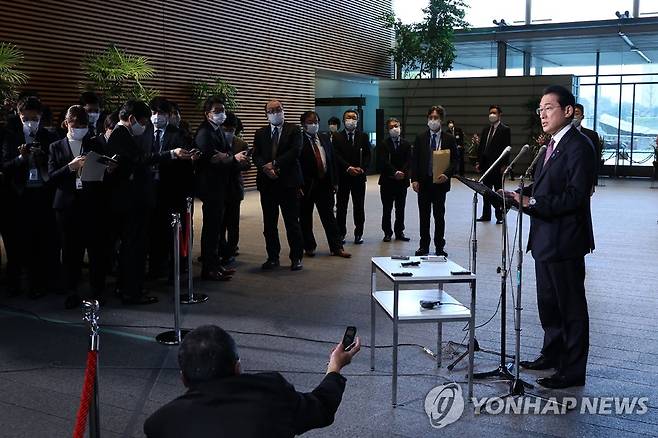 北 발사체에 "지극히 유감" 밝히는 기시다 일본 총리 (도쿄 AFP/지지=연합뉴스) 기시다 후미오 일본 총리가 지난 11일 도쿄 총리 관저에서 취재진의 질문에 답하고 있다. 기시다 총리는 이날 오전 포착된 북한의 발사체를 탄도미사일로 추정했으며 매우 유감이라는 뜻을 표명했다. 2022.1.11 jsmoon@yna.co.kr