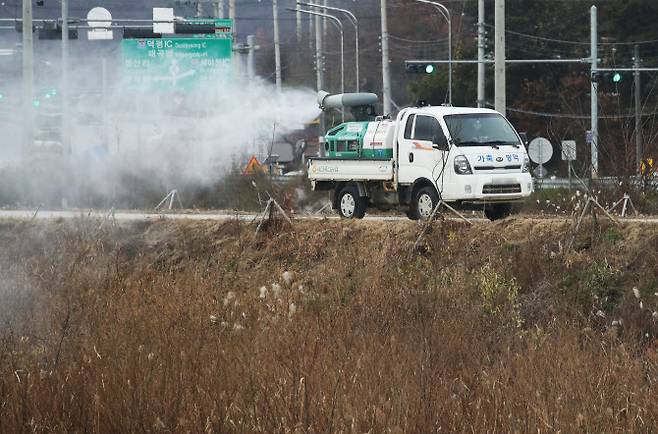 경기도 이천시 호법면 후안리 복하천 일대에서 이천축산농협 방역차가 조류인플루엔자(AI) 방역을 하고 있다. (사진=연합뉴스)