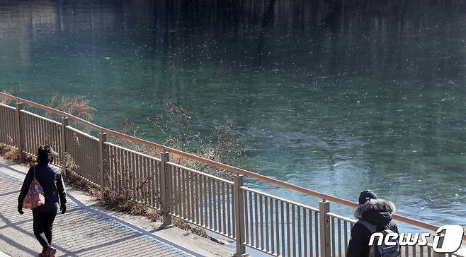 연일 영하권의 쌀쌀한 날씨가 이어지고 있는 가운데  전북 전주시 전주천이 얼어붙어 있다. © News1 유경석 기자