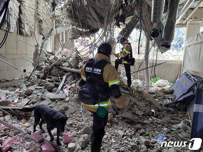 14일 오후 광주 서구 화정동 '현대산업개발 아파트 신축공사 붕괴사고' 현장에서 소방당국이 실종자 수색을 하고 있다. 지난 11일 오후 3시46분쯤 해당 아파트 공사현장에서 붕괴 사고가 발생해 6명이 실종됐다.(소방청 제공) 2022.1.14/뉴스1 © News1