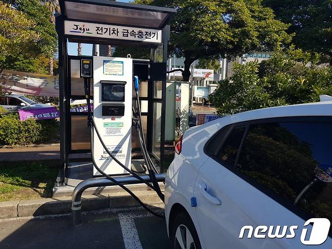 제주도는 지난해 12월 기준 도내 하이브리드 차량 등록대수는 2만7401대로, 전기차 등록대수 2만5571대를 넘어섰다고 15일 밝혔다. 제주도청내 개방형 전기차 충전기.(제주도 제공)© 뉴스1