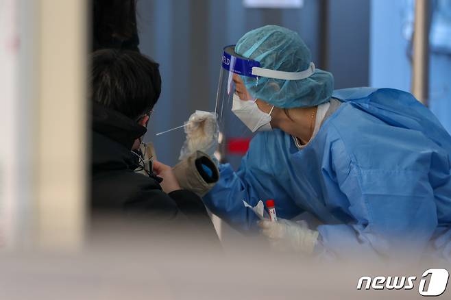 코로나19 검체 검사 /뉴스1 © News1 안은나 기자