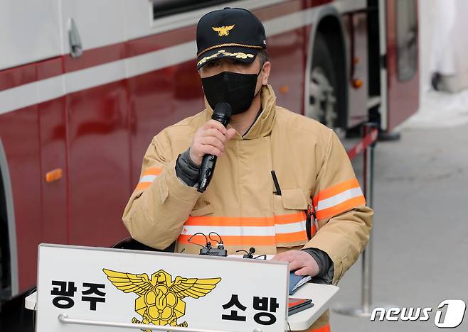 사고 5일째를 맞은 15일 오후 광주 서구 화정동 '현대산업개발 아파트 신축공사 붕괴사고' 현장에서 문희준 광주 서부소방서장이 브리핑을 하고 있다. 지난 11일 오후 3시46분쯤 해당 아파트 공사현장에서 붕괴 사고가 발생해 6명이 실종됐다. 2022.1.15/뉴스1 © News1 이수민 기자