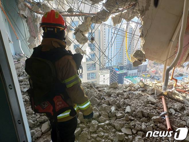 14일 오후 광주 서구 화정동 '현대산업개발 아파트 신축공사 붕괴사고' 현장에서 소방당국이 실종자 수색을 하고 있다. 지난 11일 오후 3시46분쯤 해당 아파트 공사현장에서 붕괴 사고가 발생해 6명이 실종됐다.(소방청 제공) 2022.1.14/뉴스1 © News1 정다움 기자